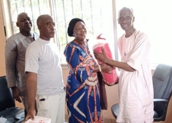 Prévention des incendies: L’ONG « AAPSG » fait un don d’extincteurs et bande balise aux quartiers de Kaloum…