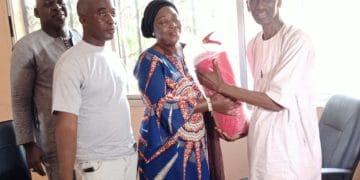 Prévention des incendies: L’ONG « AAPSG » fait un don d’extincteurs et bande balise aux quartiers de Kaloum…