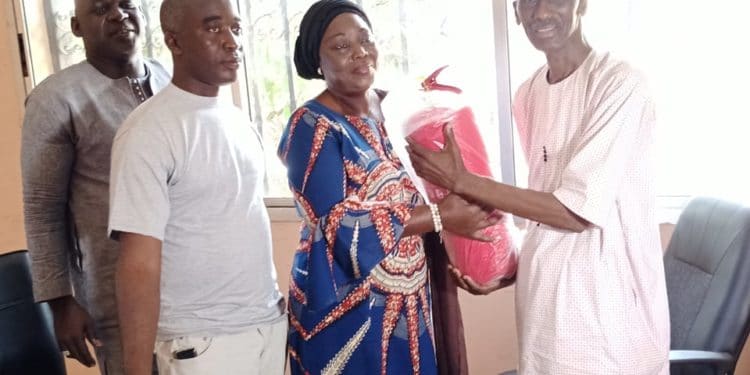 Prévention des incendies: L’ONG « AAPSG » fait un don d’extincteurs et bande balise aux quartiers de Kaloum…