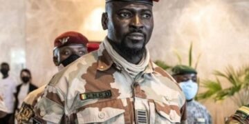 Africa Intelligence révèle le nom d’un « intermédiaire clé entre la junte guinéenne et les parlementaires français »