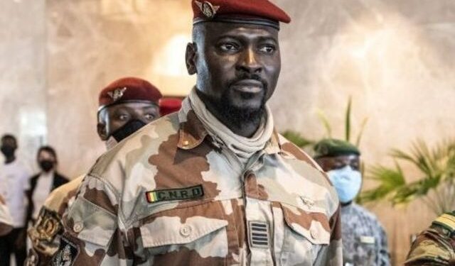 Africa Intelligence révèle le nom d’un « intermédiaire clé entre la junte guinéenne et les parlementaires français »