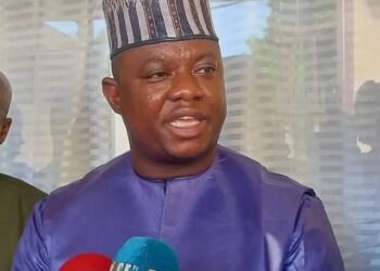 Le Ministre Charles Wright accusé « d’abus de pouvoir » par le journaliste Mohamed MARA