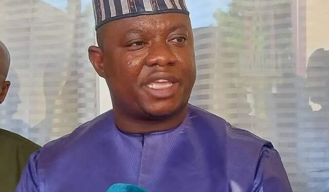 Le Ministre Charles Wright accusé « d’abus de pouvoir » par le journaliste Mohamed MARA