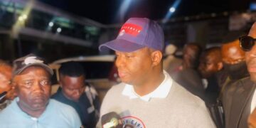 Retour triomphant du ministre Charles Wright après son voyage aux États-Unis et en Italie 