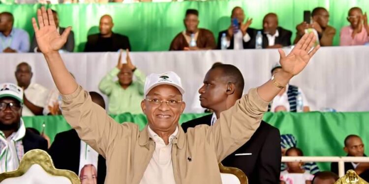 Devant ses militants à Luanda, Cellou Dalein Diallo dénonce une manœuvre politique visant à l’exclure des élections