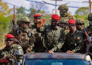 L’accueil triomphal du colonel Doumbouya à N’zérékoré : un soutien populaire inattendu