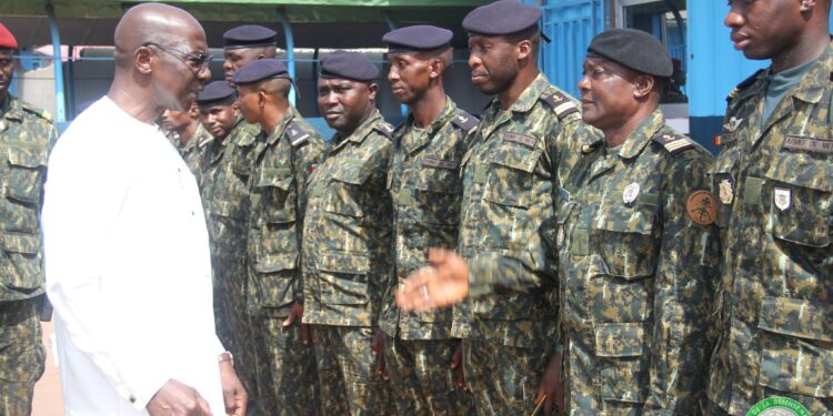 Guinée : Le Ministre de la Défense nationale félicite l’Amiral Mamadou Yaya Diallo pour la saisie de 1,572 kg de cocaïne