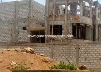 Révélations chocs : un ministre du gouvernement CNRD enfreint les règles d’austérité budgétaire avec ses constructions de luxe