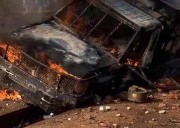 Urgent : Un pickup de la police anti-émeutes incendié à Bambéto