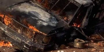 Urgent : Un pickup de la police anti-émeutes incendié à Bambéto