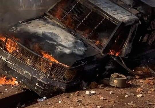 Urgent : Un pickup de la police anti-émeutes incendié à Bambéto