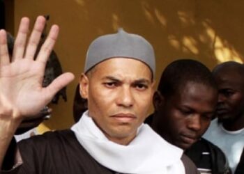 Karim Wade met en garde contre une impasse fatale et condamne l’oppression au Sénégal