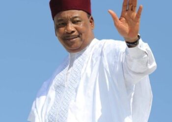 Crise politique au Niger : l’ancien président Mahamadou Issoufou appelle au calme