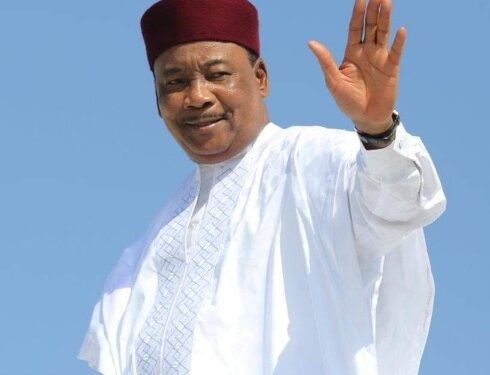 Crise politique au Niger : l’ancien président Mahamadou Issoufou appelle au calme