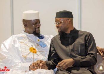 Présence surprise de Mamadi Doumbouya à Dakar : le président guinéen marque des points malgré ses démêlés avec la CEDEAO